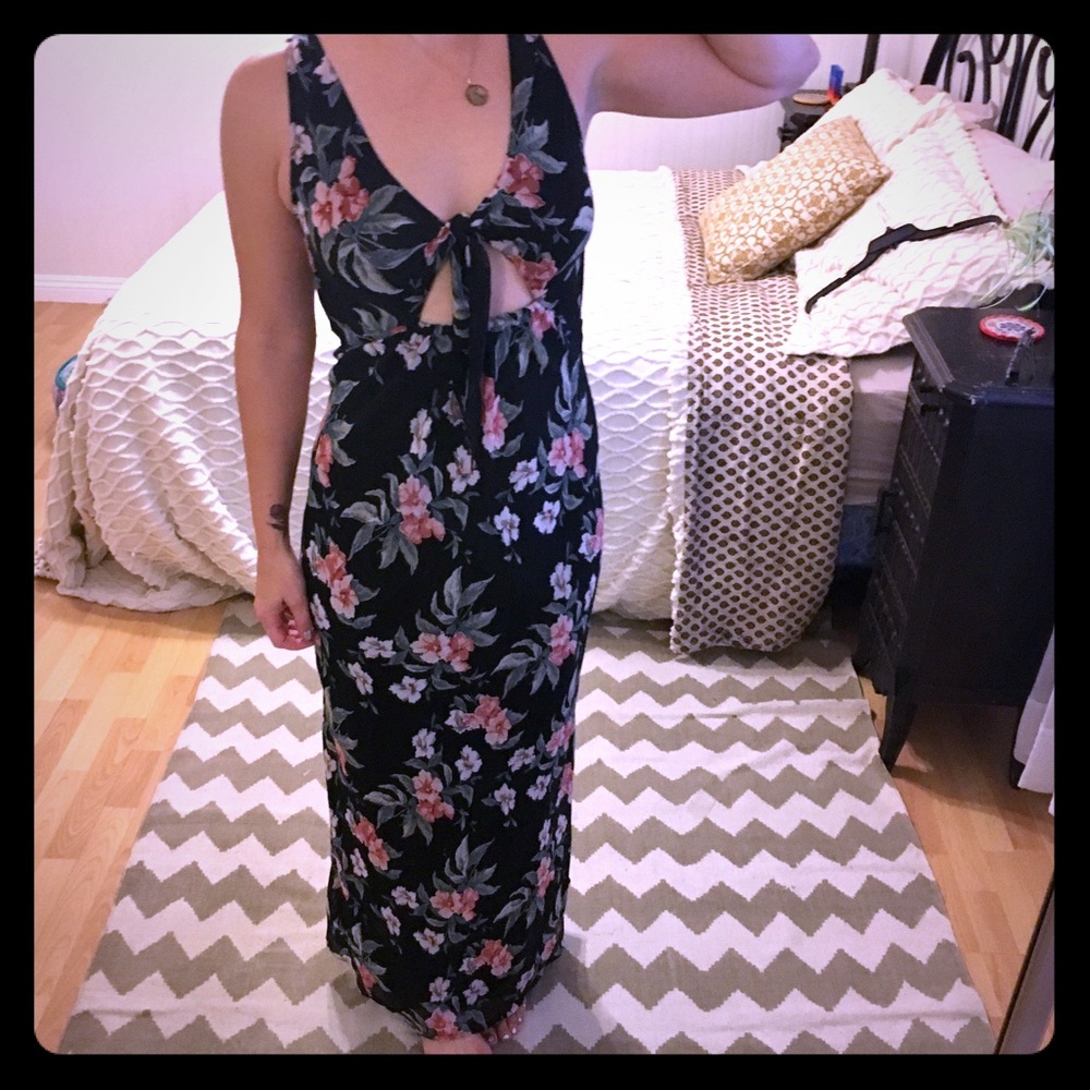 Gorgeous maxi dress with sexy chest tie peekaboo